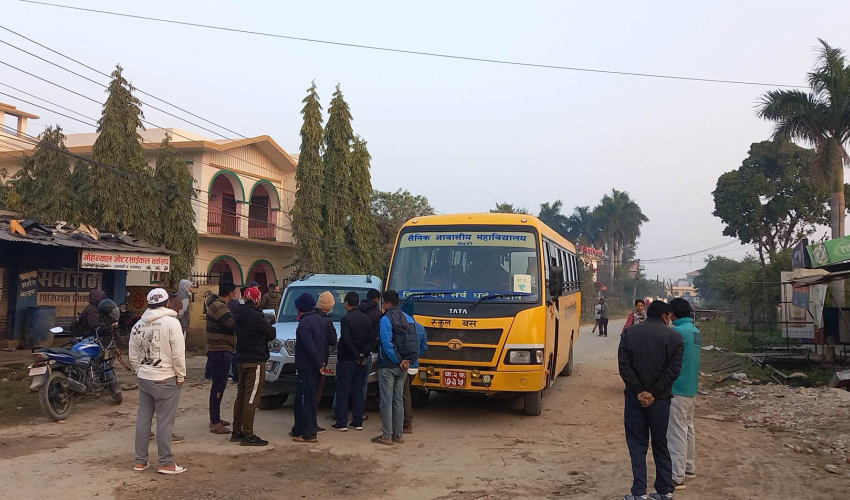 धनगढीमा सचिव सवार सरकारी गाडी र विद्यालय बस ठोकिए